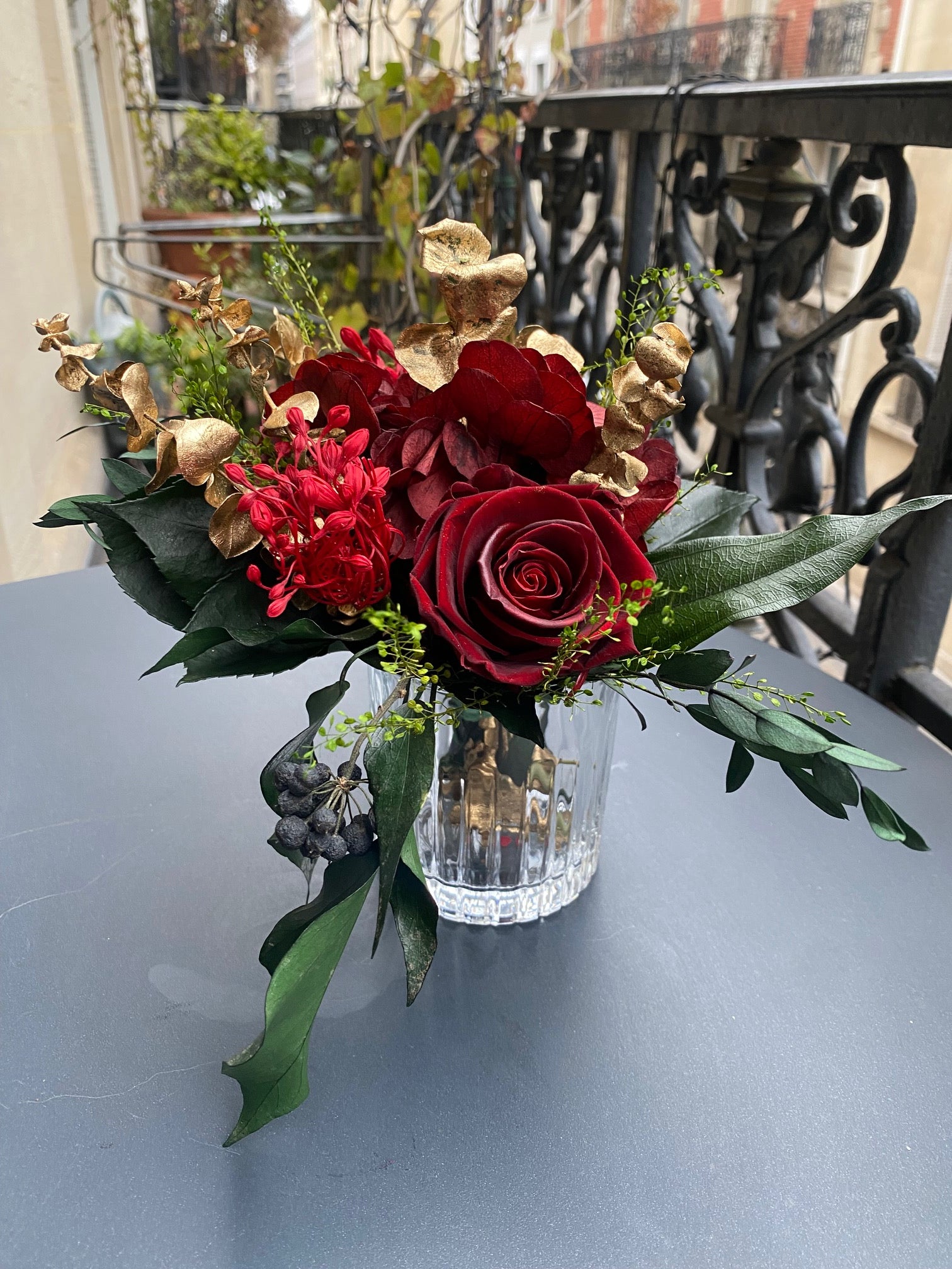 Bouquet éternel Largillière : rose bordeaux et feuillages dorés en vase de cristal – Maison Jalby 1830