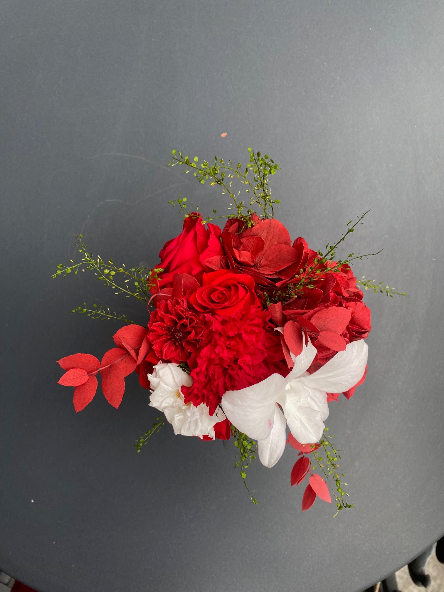 Bouquet éternel Opéra : fleurs rouges et ivoire en vase de cristal – Maison Jalby 1830