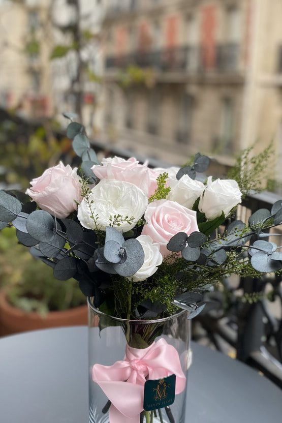 Bouquet éternel Renoir : roses ivoire et rose poudré, eucalyptus bleuté, vase en verre