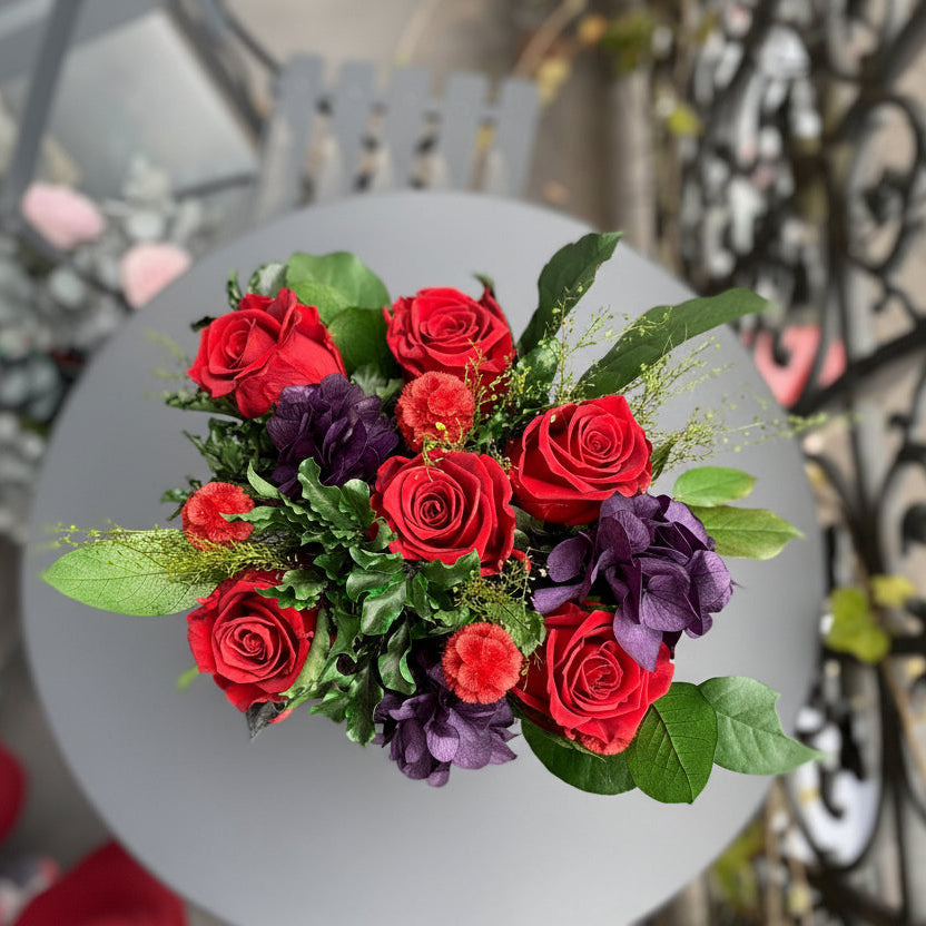 Bouquet éternel Rosa Bonheur : roses rouges et fleurs violettes en vase de cristal – Maison Jalby 1830