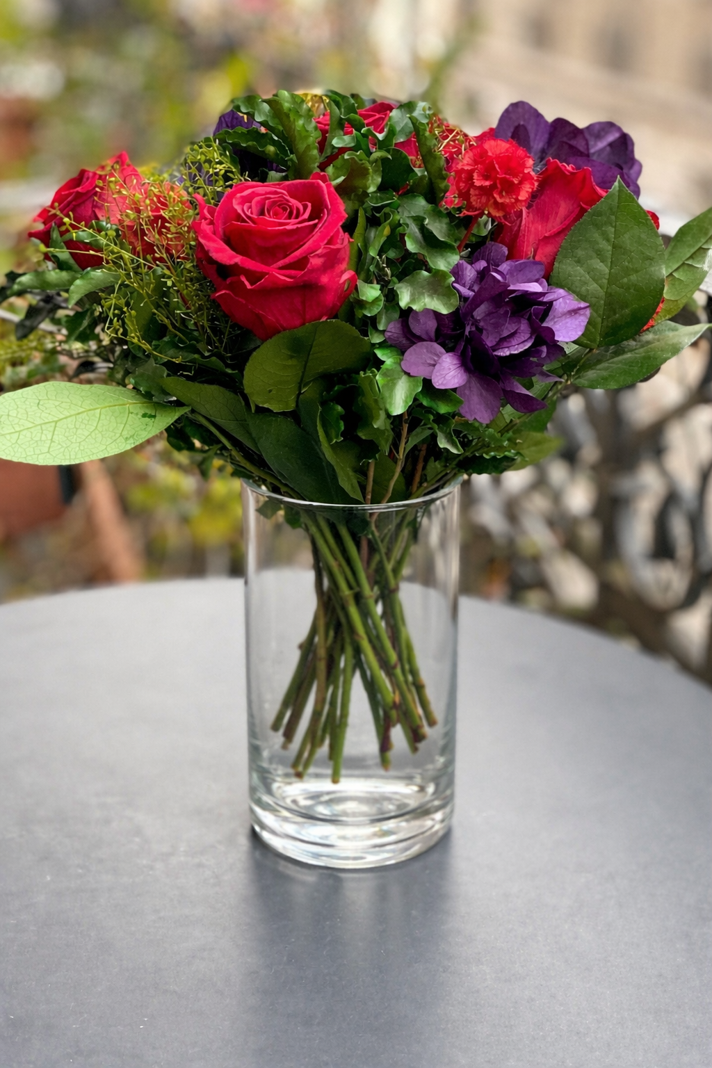 Bouquet éternel Rosa Bonheur : roses rouges et fleurs violettes en vase de cristal – Maison Jalby 1830