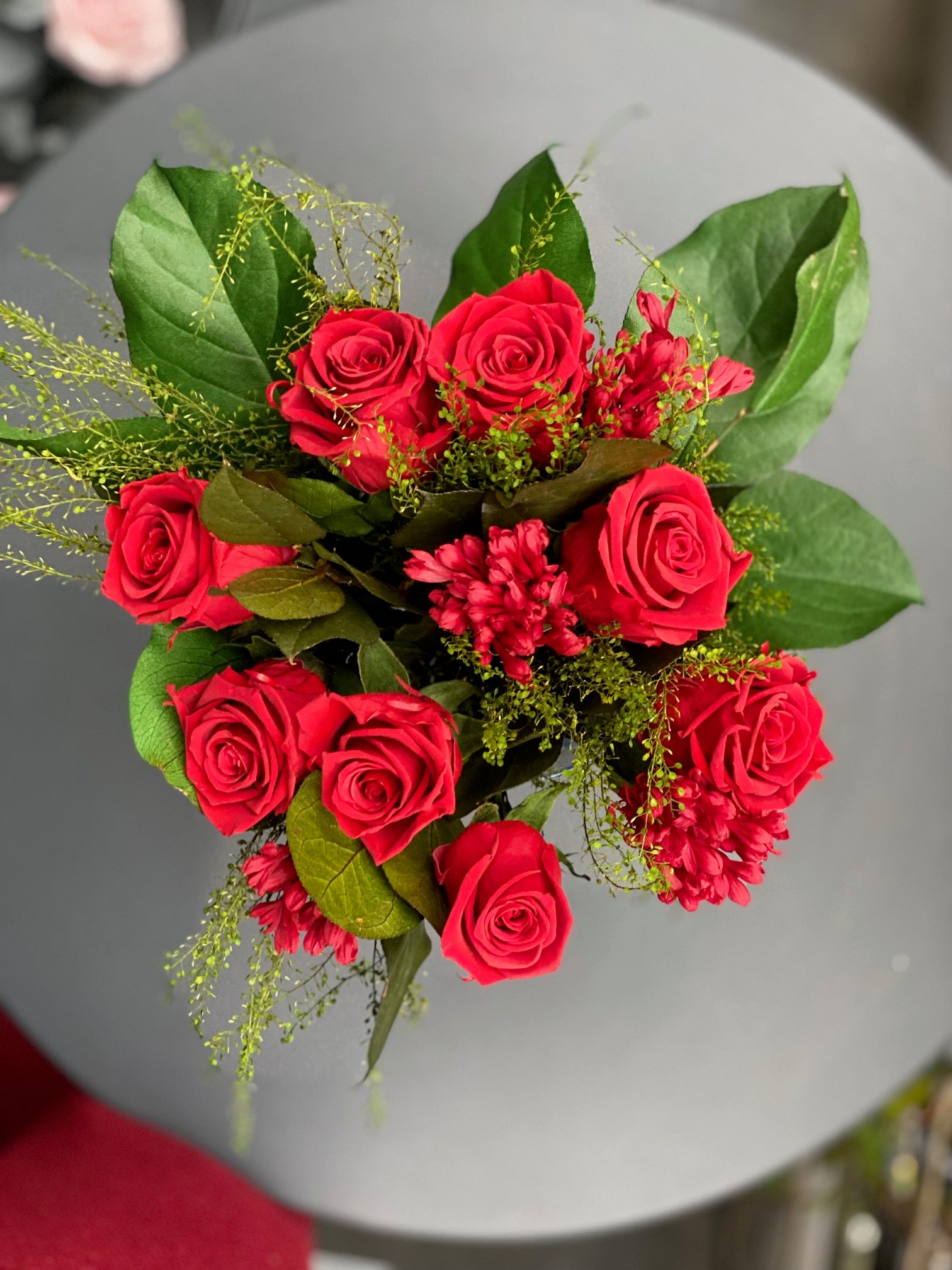 Bouquet éternel Seurat : fleurs rouges et feuillage vert aérien en vase de cristal – Maison Jalby 1830