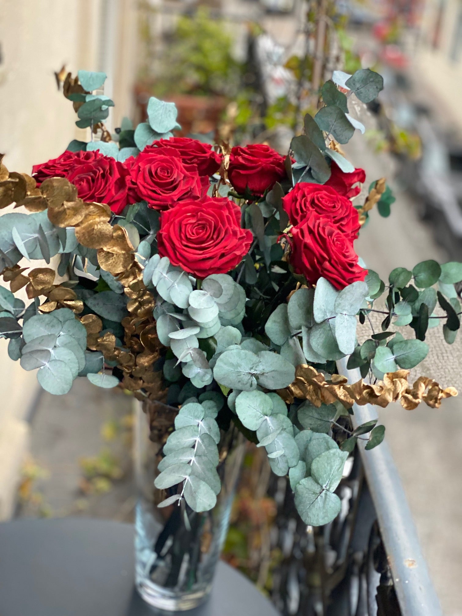 Bouquet éternel Versailles : roses rouges, eucalyptus bleu-gris et touches dorées en vase de cristal – Maison Jalby 1830