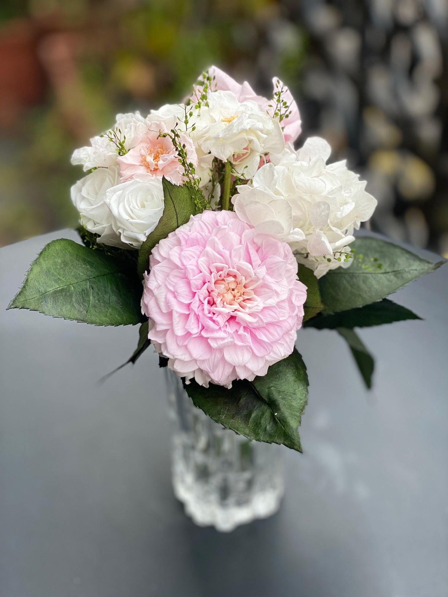 Bouquet éternel Vigée : fleurs blanches et rose tendre en vase de cristal – Maison Jalby 1830