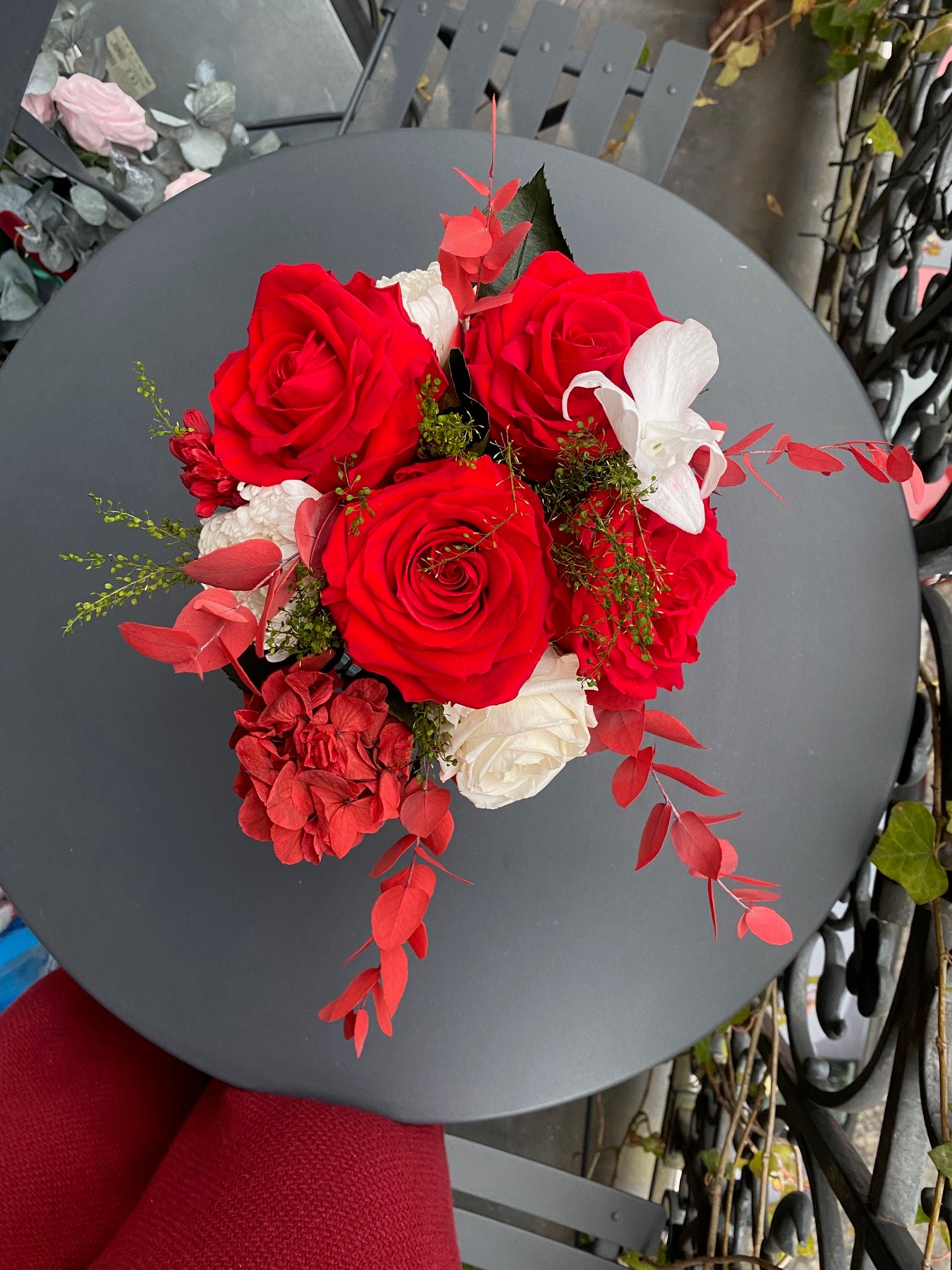 Bouquet éternel Watteau : roses rouges et ivoire en vase de cristal – Maison Jalby 1830