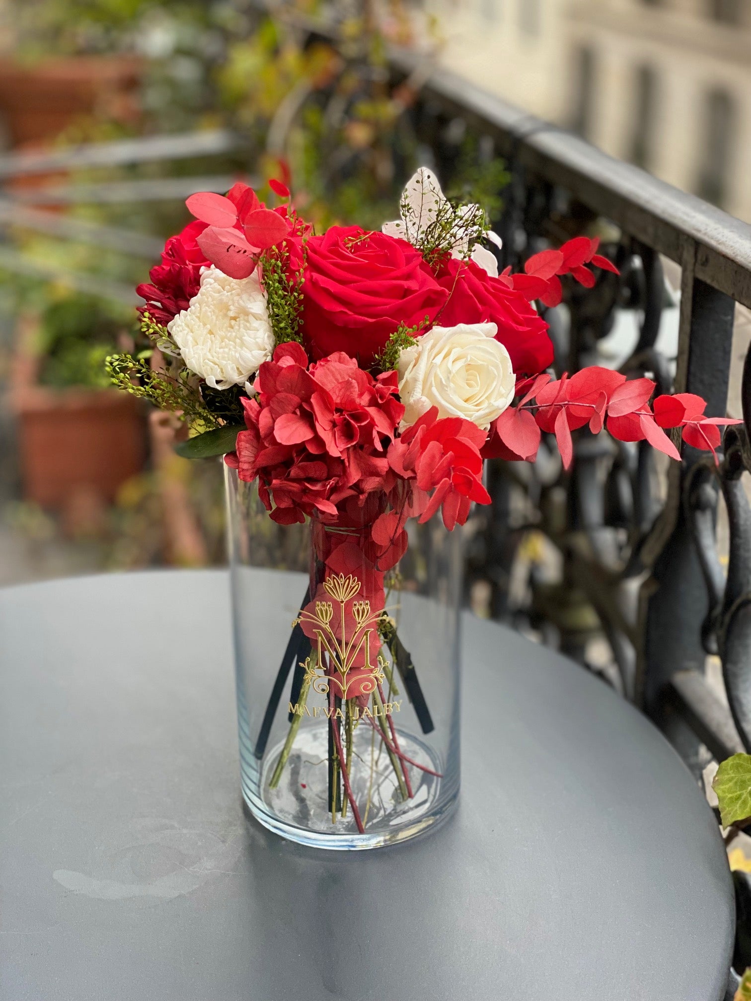 Bouquet éternel Watteau : roses rouges et ivoire en vase de cristal – Maison Jalby 1830