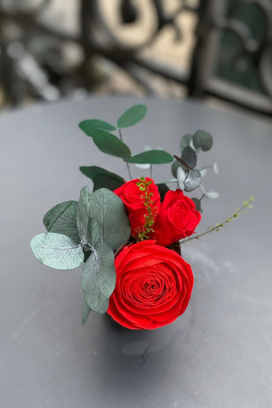 Mini bouquet éternel Ingres : deux roses rouges et eucalyptus en vase de cristal – Maison Jalby 1830