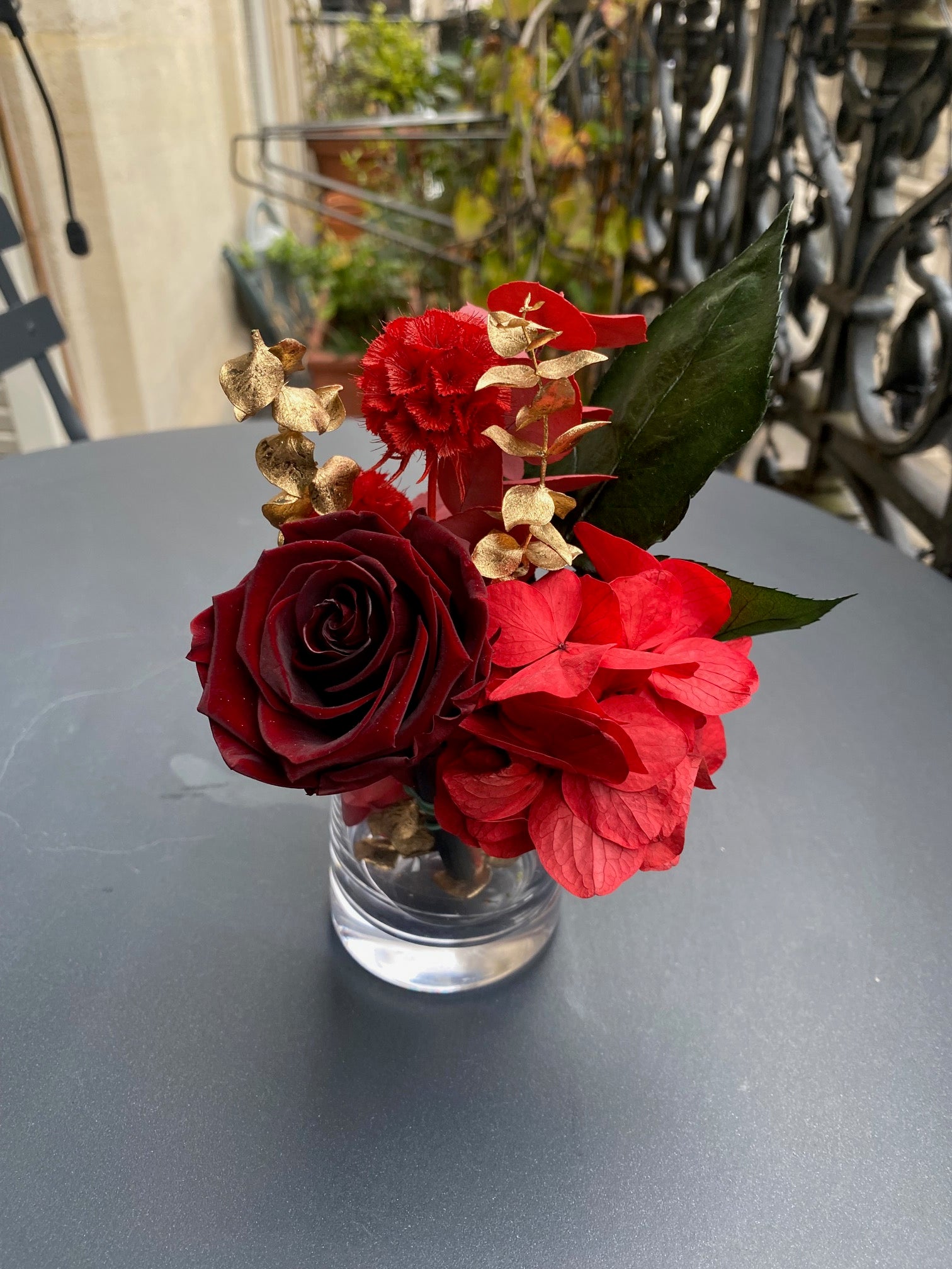 Mini bouquet éternel Perronneau : rose bordeaux et fleurs rouges avec touches dorées en vase de cristal – Maison Jalby 1830