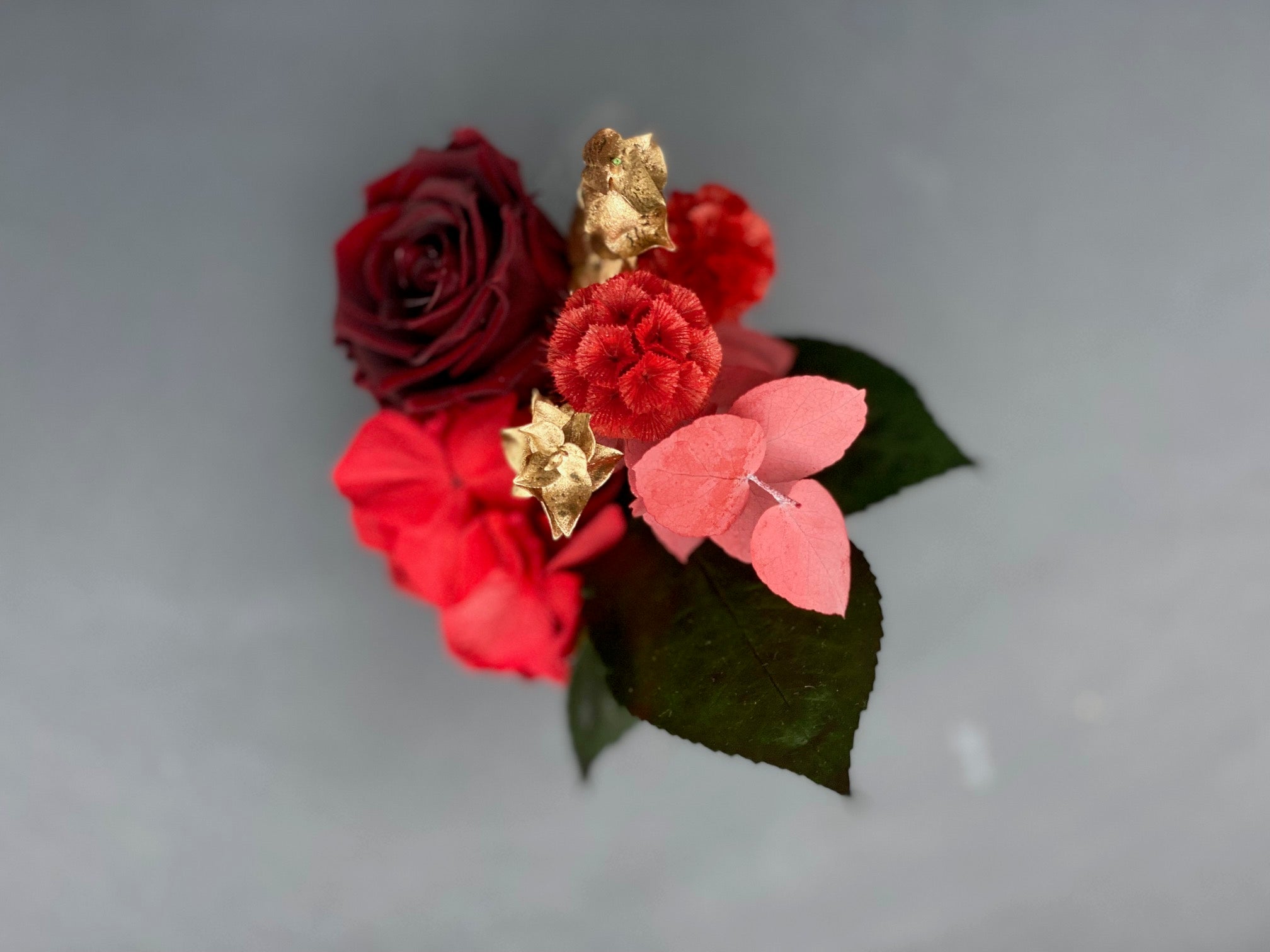 Mini bouquet éternel Perronneau : rose bordeaux et fleurs rouges avec touches dorées en vase de cristal – Maison Jalby 1830