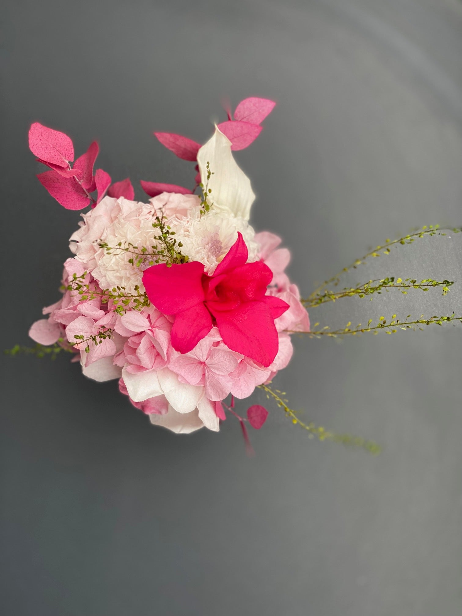 Bouquet d’éternelles Galatée, hortensia rose et rose blanche en vase