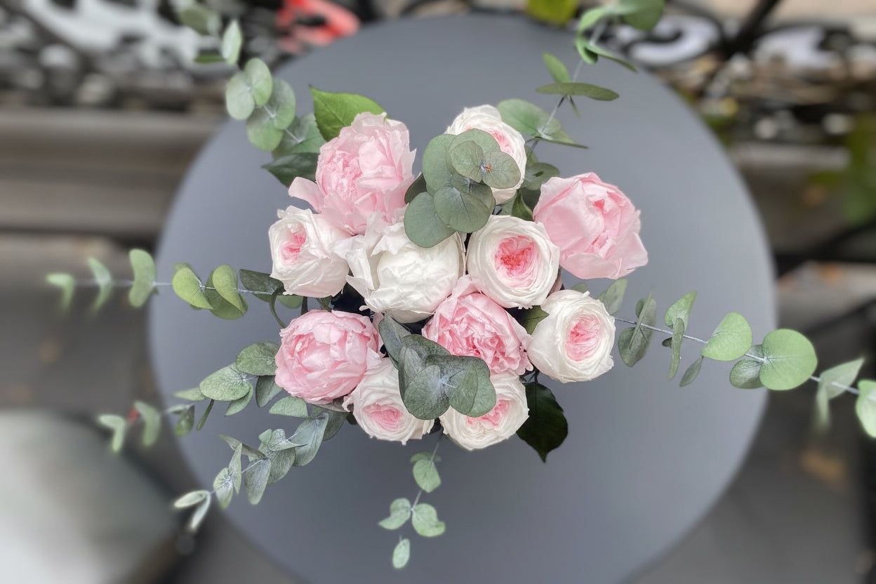 Bouquet éternel Monet : roses poudrées et ivoire, eucalyptus, vase en verre — Maison Jalby 1830
