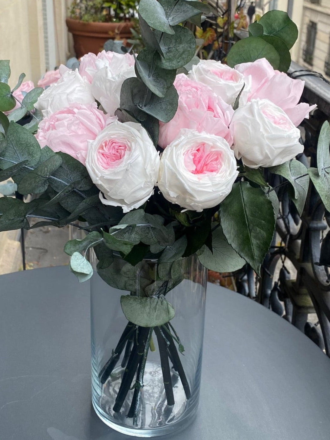 Bouquet éternel Monet : roses poudrées et ivoire, eucalyptus, vase en verre — Maison Jalby 1830